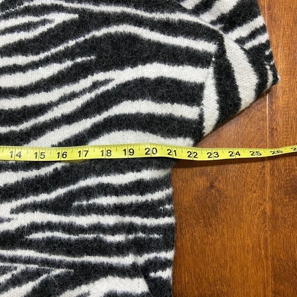 89th + Madison Buttonless Cardigan Zebra Black Striped Plus Women's Size 2XL - Picture 8 of 9